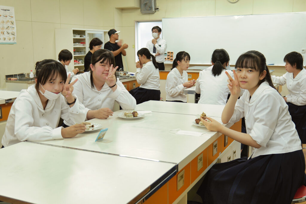 浜松学院高等学校の生徒さんとキッチンカー『Billie Jean King cafe』のオーナーさんとの試食会時の様子