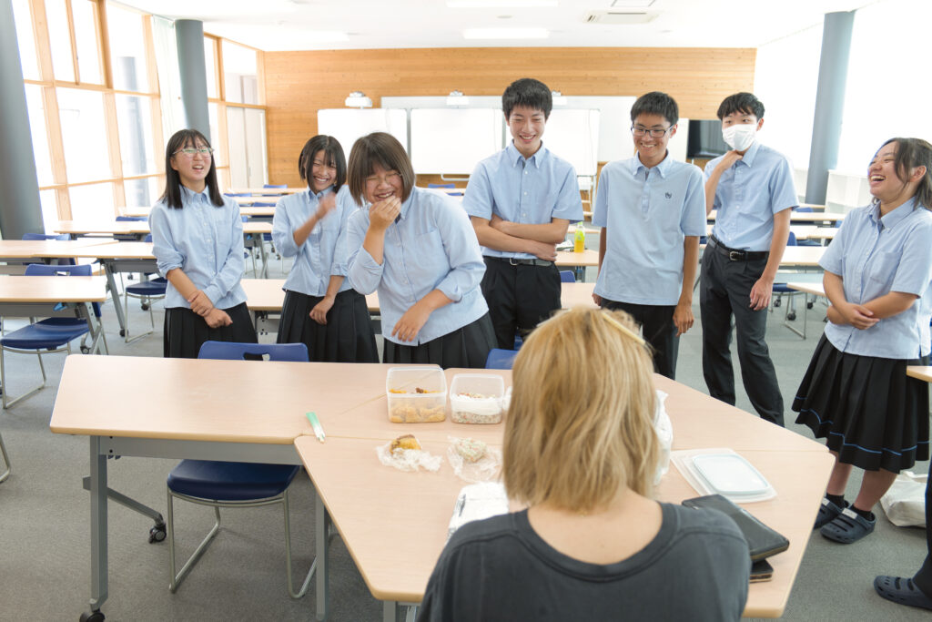 静岡県立湖北高等学校『湖北MAGIC』の生徒さんとキッチンカー『DAICHAN』のオーナーさんとスタッフさんとの試食時の様子
