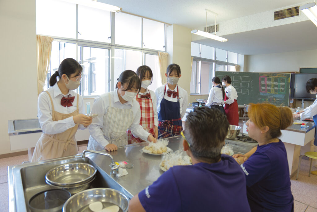 浜松学芸高等学校の生徒さんとキッチンカー『Kan Kans』のオーナーご夫妻との試食会時の様子